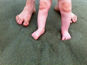 baby-feet-bonding
