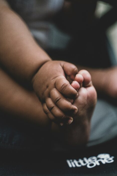 baby-dreams-getting-pregnant Baby holding foot